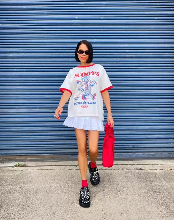 falda mini con graphic tee.jpg