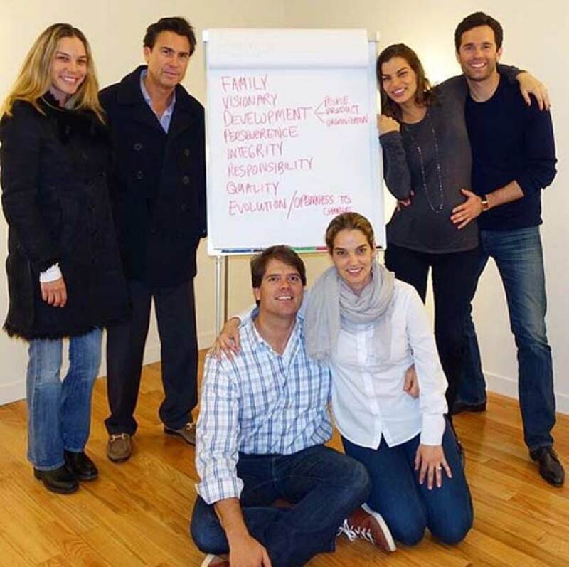 Acompañada de su esposo, hermanso y cuñados, Bárbara tomó un curso para estar preparada para conocer más a fondo y poder tomar del negocio familiar en un futuro.