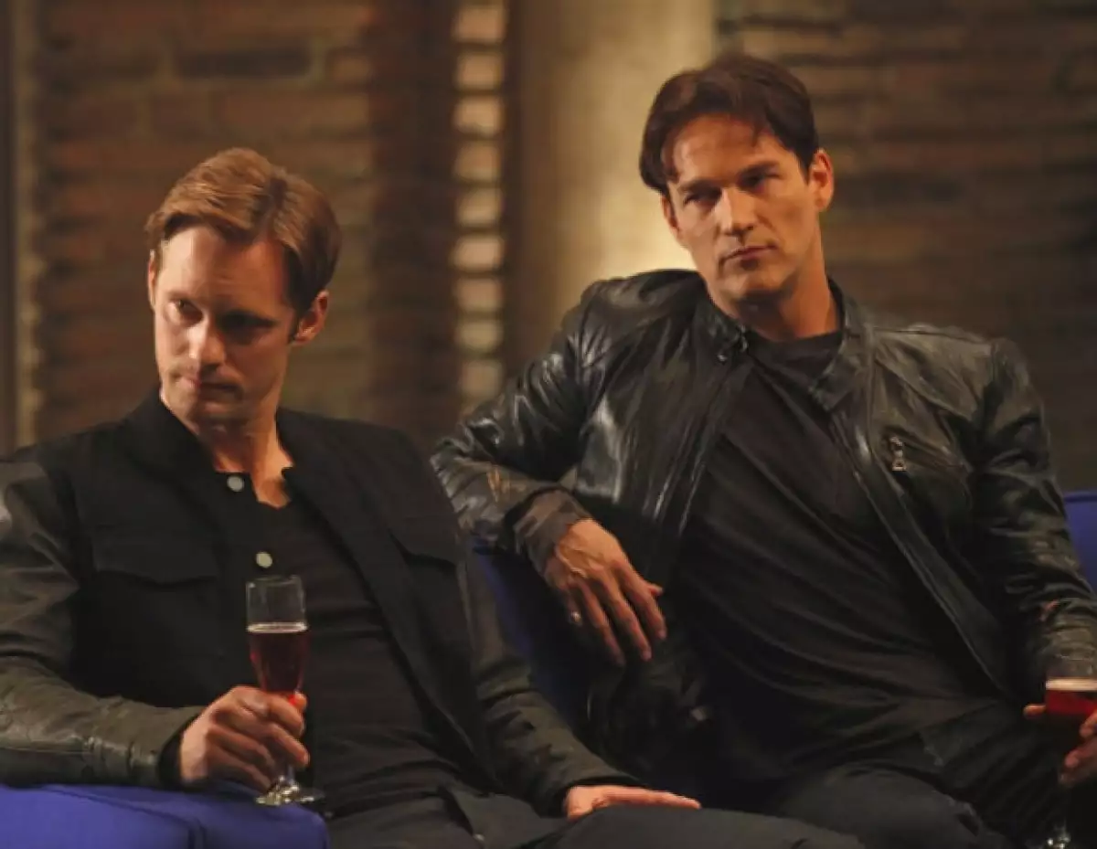 Izquierda: Alexander Skargard. Derecha: Stephen Moyer. Dos sexys vampiros en el pueblo de Bon Temps.