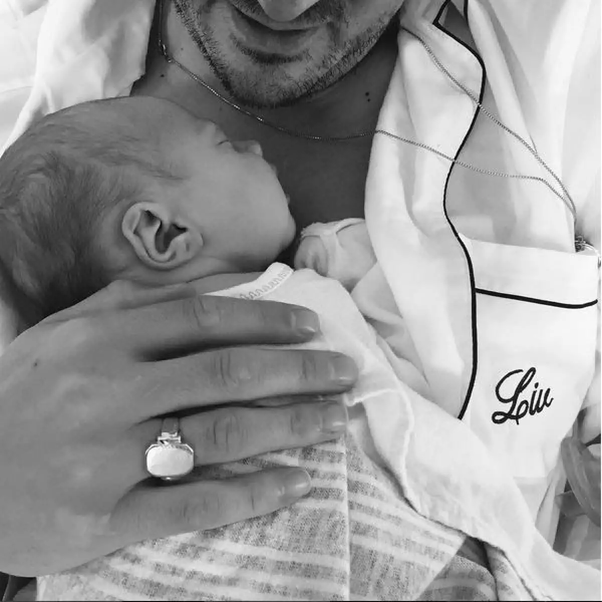 La artista y su pareja, Dave Gardner, festejan con emoción la llegada de su pequeña Lula Rose.