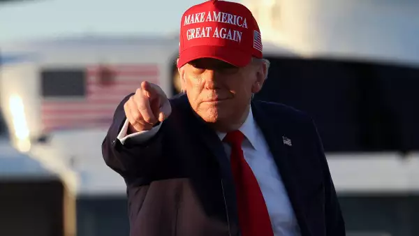 El presidente de los Estados Unidos, Donald Trump, hace gestos mientras camina para abordar el Air Force One para salir de Washington desde la Base Conjunta Andrews en Maryland, el 28 de febrero de 2025. (Imagen principal del artículo 'Trump anuncia aranceles a productos agrícolas a partir del 2 de abril')