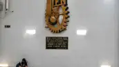 Instalaciones del IPN en donde se observa su logo y a un alumno.