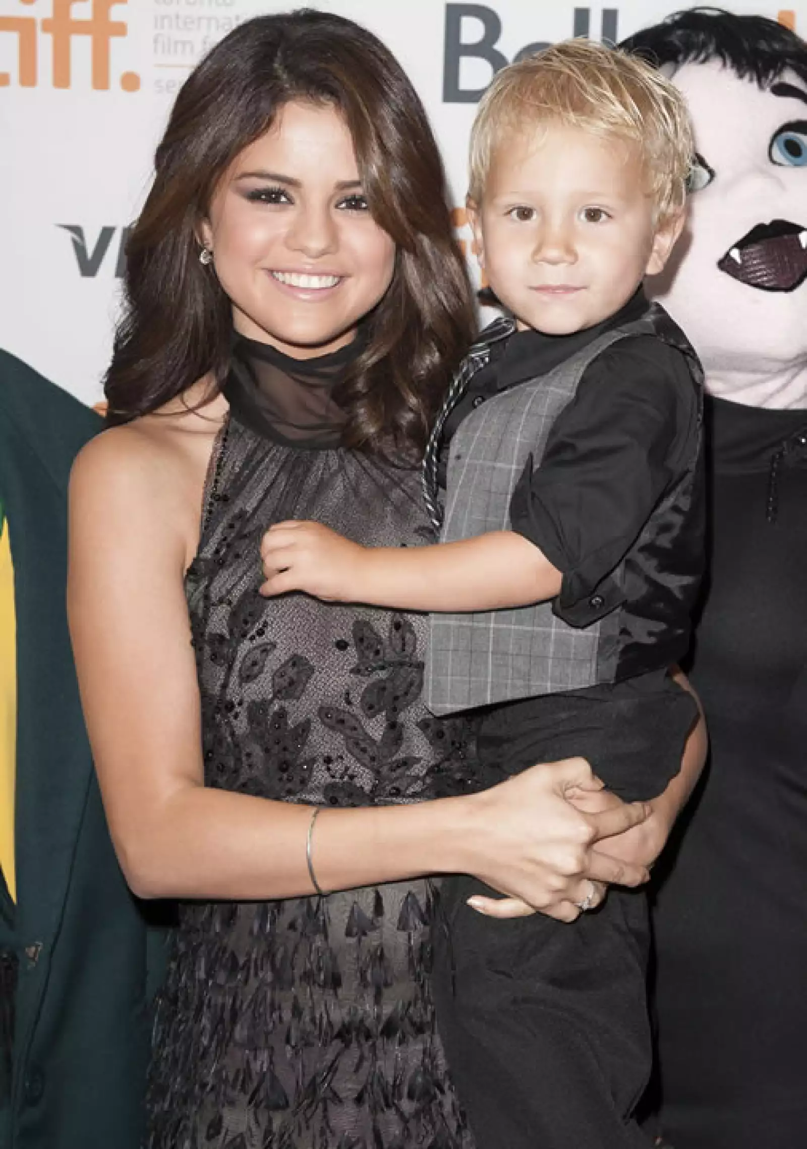Selena Gomez estuvo acompañada por Jaxon, el hermanito de Justin Bieber, para la premiere de `Hotel Transylvania´.