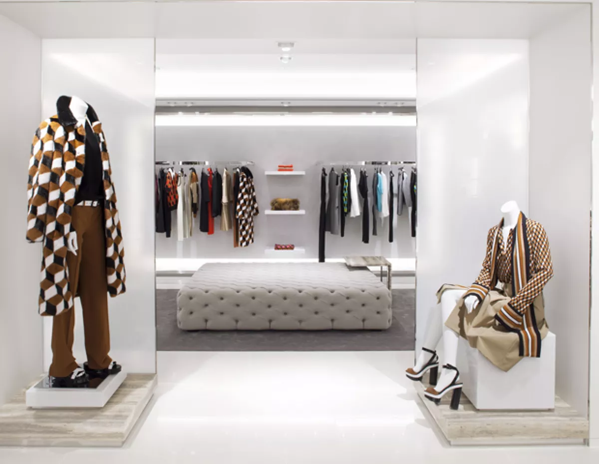 El piso de mujer ofrece servicio personalizado.