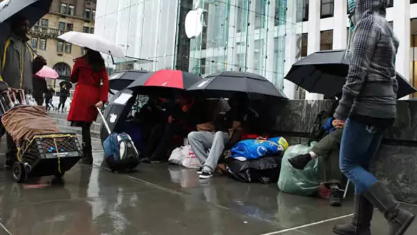 Varios clientes también hicieron fila afuera de la tienda de la tecnológica, en Nueva York.