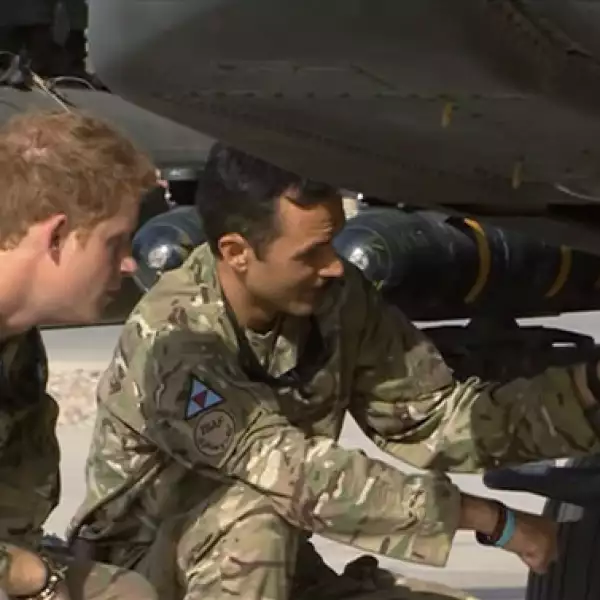 En una serie de fotos publicadas por las autoridades británicas, el capitán de Gales, como se le conoce en el ejército, posa con los pulgares arriba mientras camina entre helicópteros.