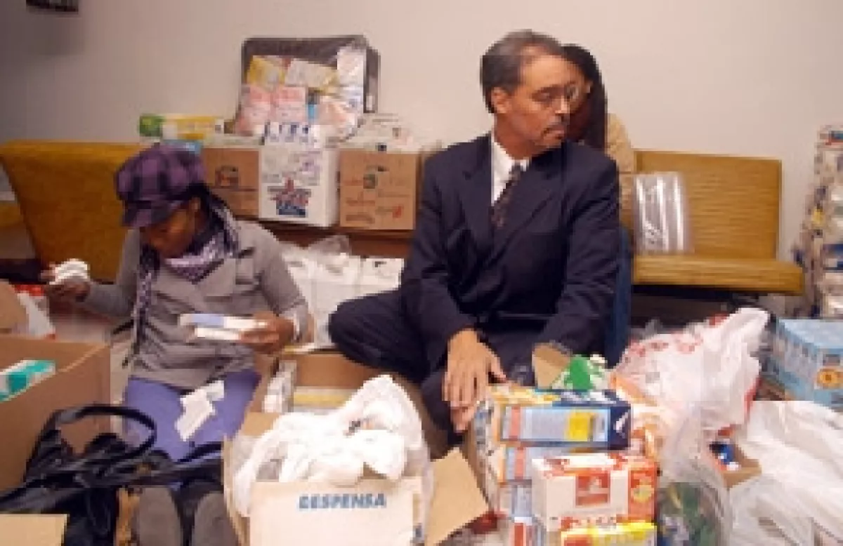 El embajador de Haití en México, Manuel Robert, ayuda en el centro de acopio de su embajada a recibir ayuda humanitaria.