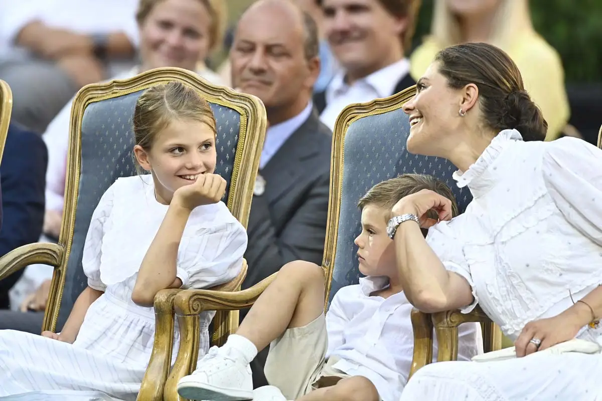 La princesa Estelle de Suecia, el príncipe Oscar y la princesa Heredera Victoria durante las celebraciones del cumpleaños de la heredera en el Castillo de Borgholm en Suecia.