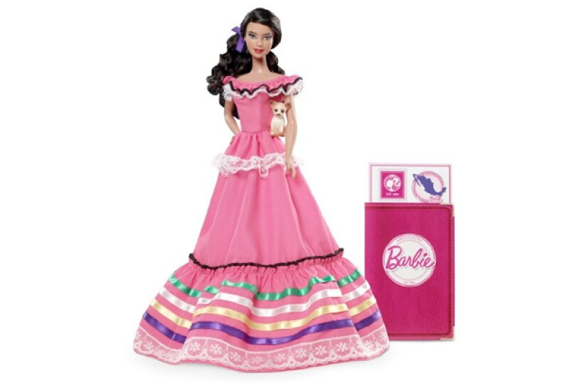 Barbie mexicana posee un vestido típico y pasaporte.