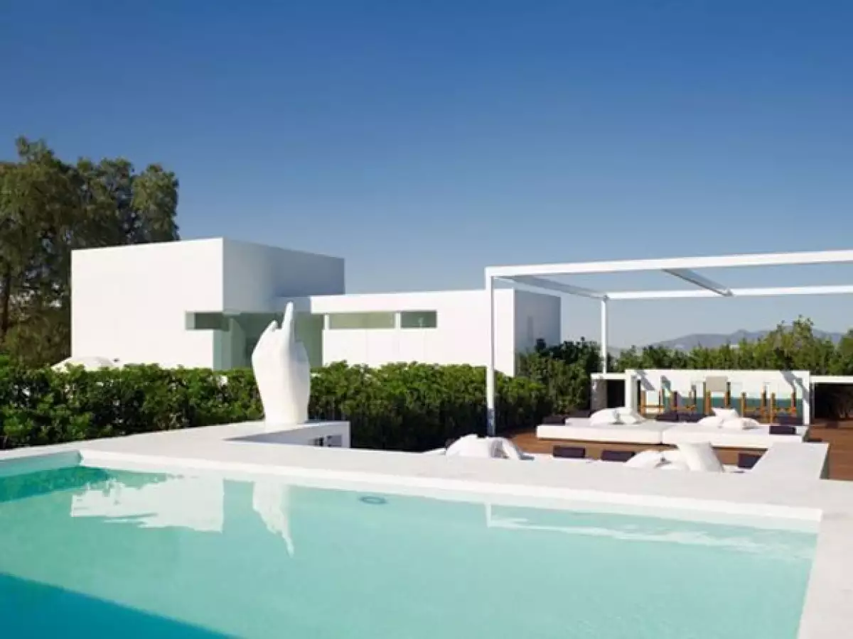 En una página de diseño en la que figura el arquitecto encargado de la obra pueden apreciarse las imágenes de la casa.
