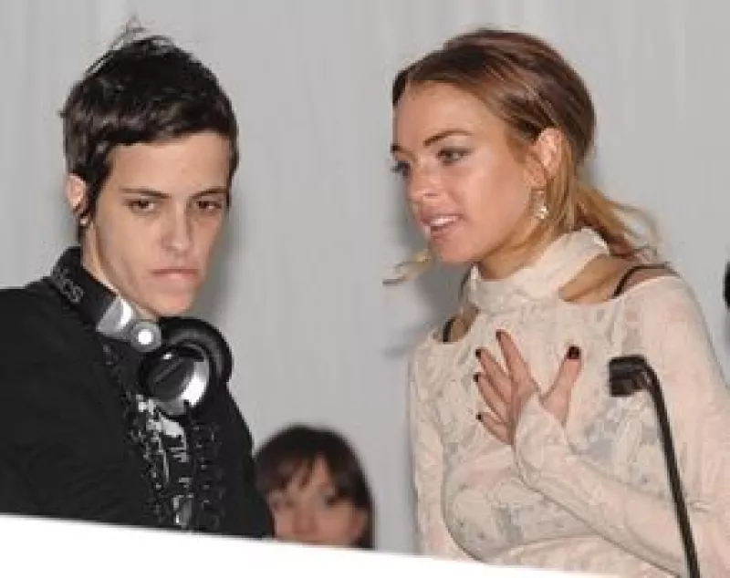 La actriz escribió en su página de Twitter que la DJ rompió su corazón y ya no la quiere.