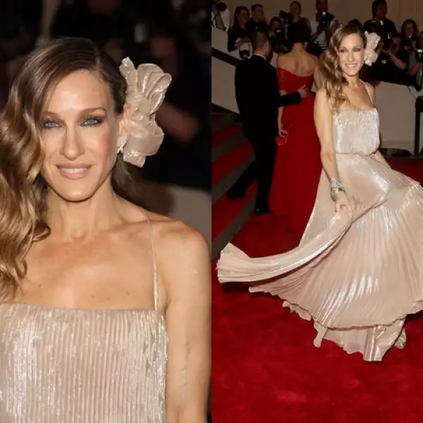 Sarah Jessica Parker llevó un vestido en nuede brillante de la marca de la cual es directora creativa, Halston Heritage.