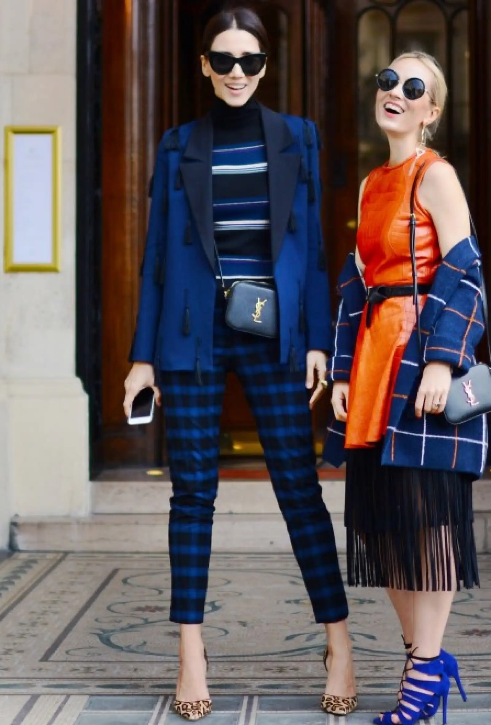 ¿No sabes cómo combinar estampados? Haz como la blogger y lleva un cuello de tortuga a rayas de Stefanel, pantalones tartán y pumps `animal print´ Sam Edelman. Balancea el look con piezas lisas como el saco de Nasty Gal y la bolsa de Saint Laurent.