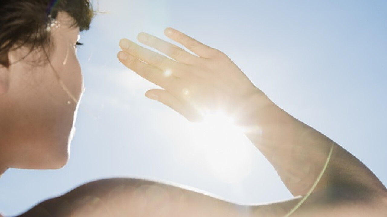 Mujer cubriéndose del sol 