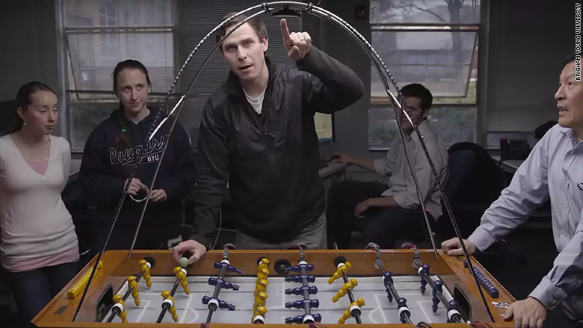 La cámara detecta el movimiento de la pelota usando análisis de color.