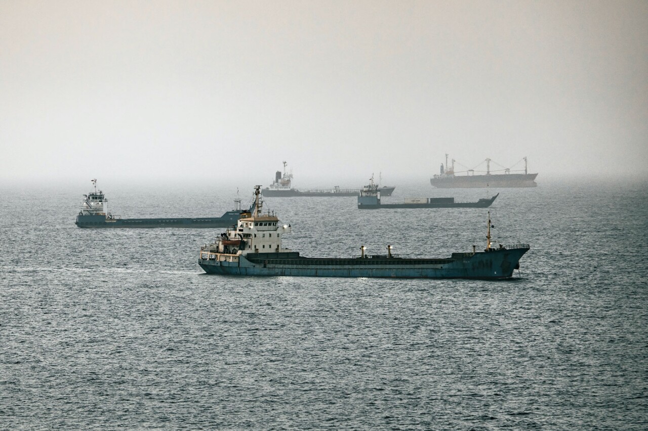 La guerra entre EU e Irán pone en riesgo 20% del petróleo mundial y presiona las gasolinas