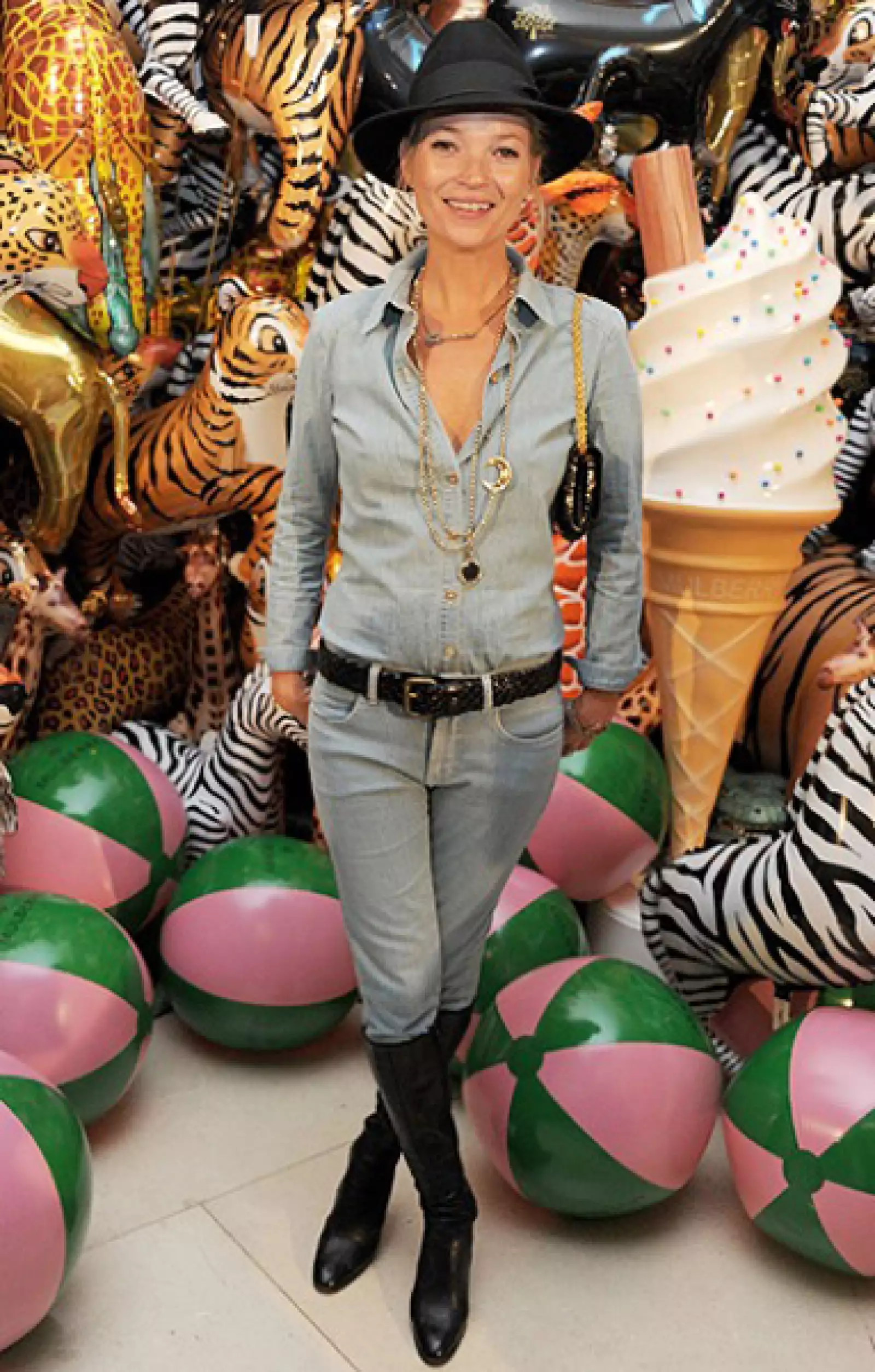 Kate Moss acompañó su look con accesorios de color negro.