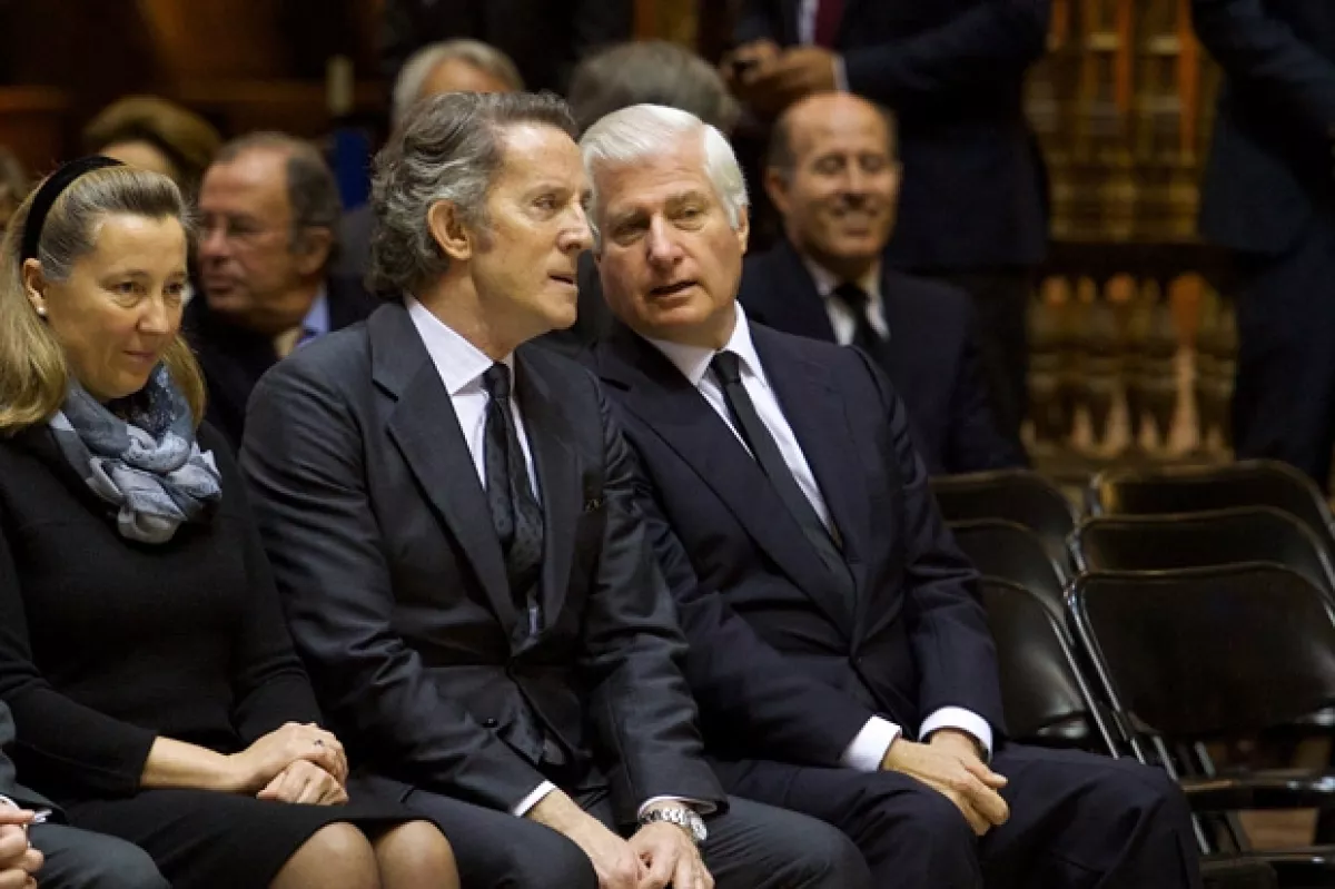 Carlos, hijo de Cayetana, es quien hereda el título como Duque de Alba. Aquí en el velorio junto a Alfonso Diez.