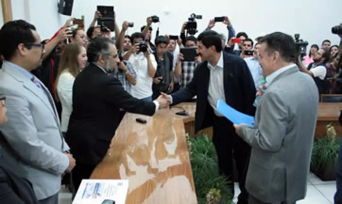 Javier Corral ha mencionado que declinaría a favor del independiente José Luis Barraza para evitar el triunfo del PRI. (Foto: Cortesía/ IEE)