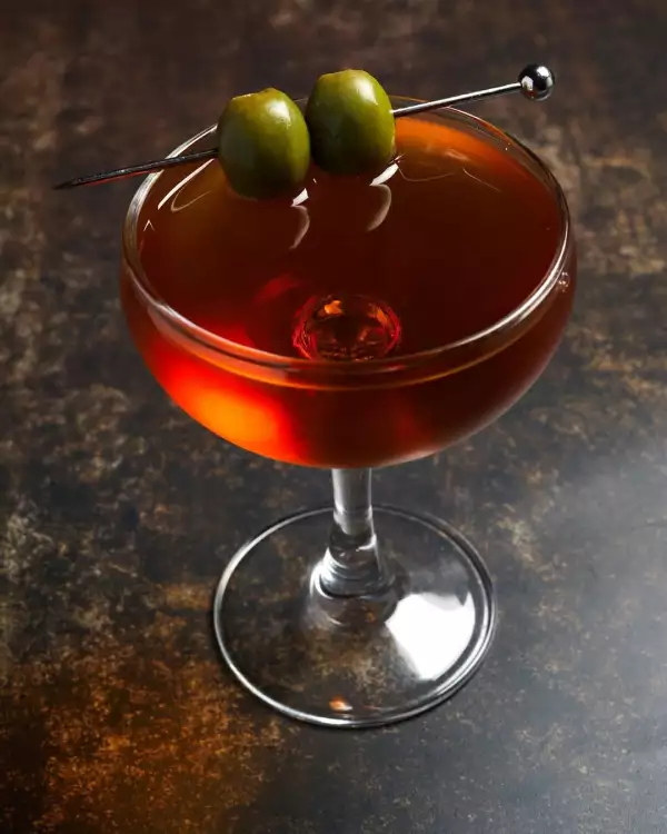 Foto de una copa del bar Cure de Nueva Orleans con un martini y dos aceitunas
