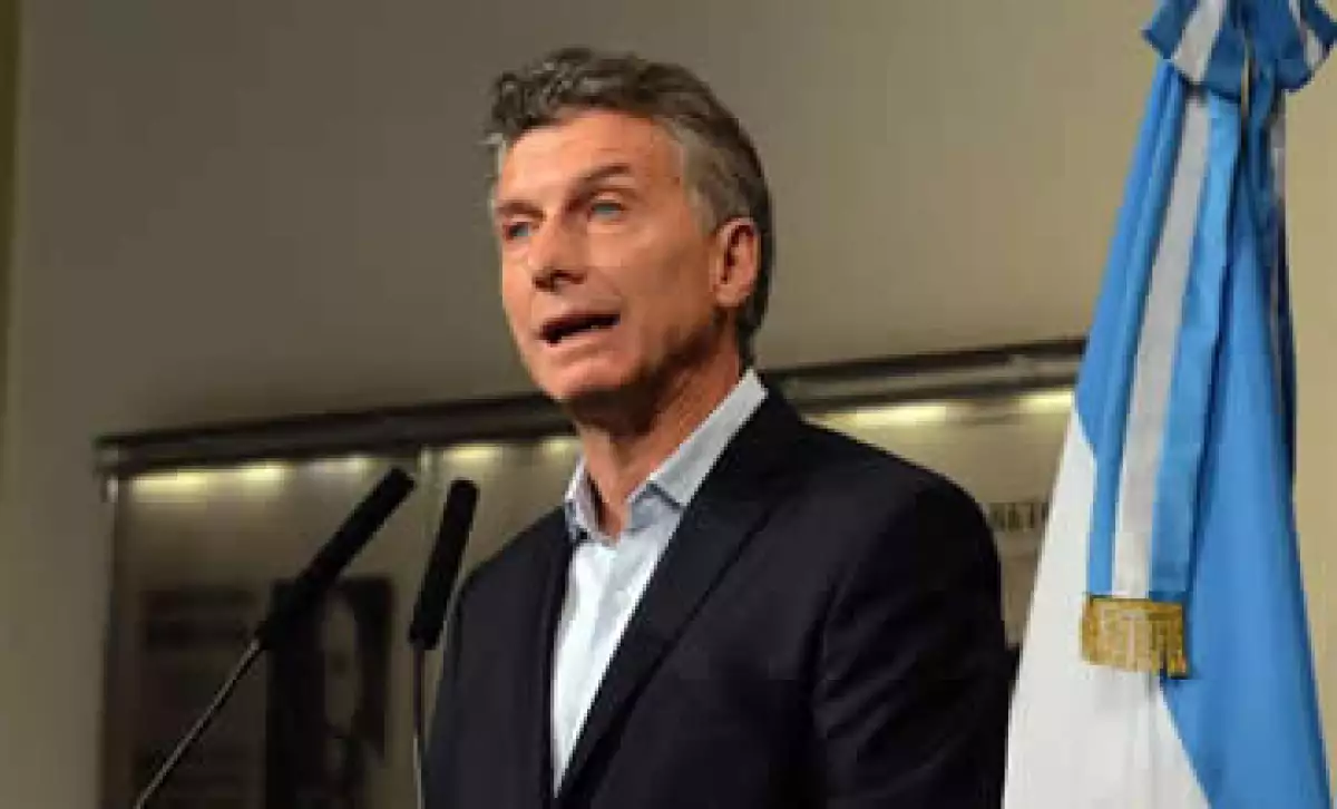 El mandatario argentino asistió en Navidad al comedor, que atiende un barrio pobre en Buenos Aires. (Foto: EFE)