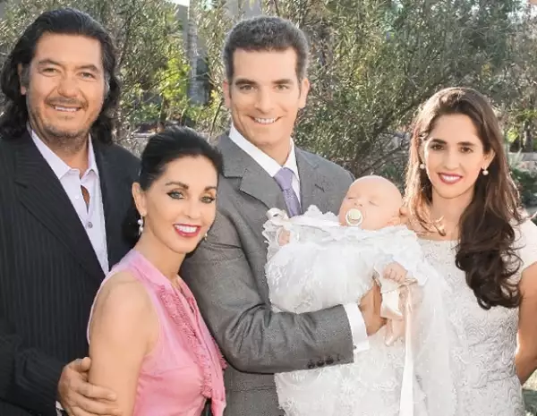 María Elvia en el bautizo de su nieto Jorge, la acompañan su esposo, Jorge Hank; su yerno, Marc Moret; y su hija Mara.