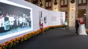 La presidenta Claudia Sheinbaum observa un enlace con el director general del IMSS, Zoé Robledo, y 39 directores y directoras de hospitales, quienes recibirán 47 equipos médicos especializados, durante la mañanera de hoy, viernes 30 de octubre de 2026, en Palacio Nacional.