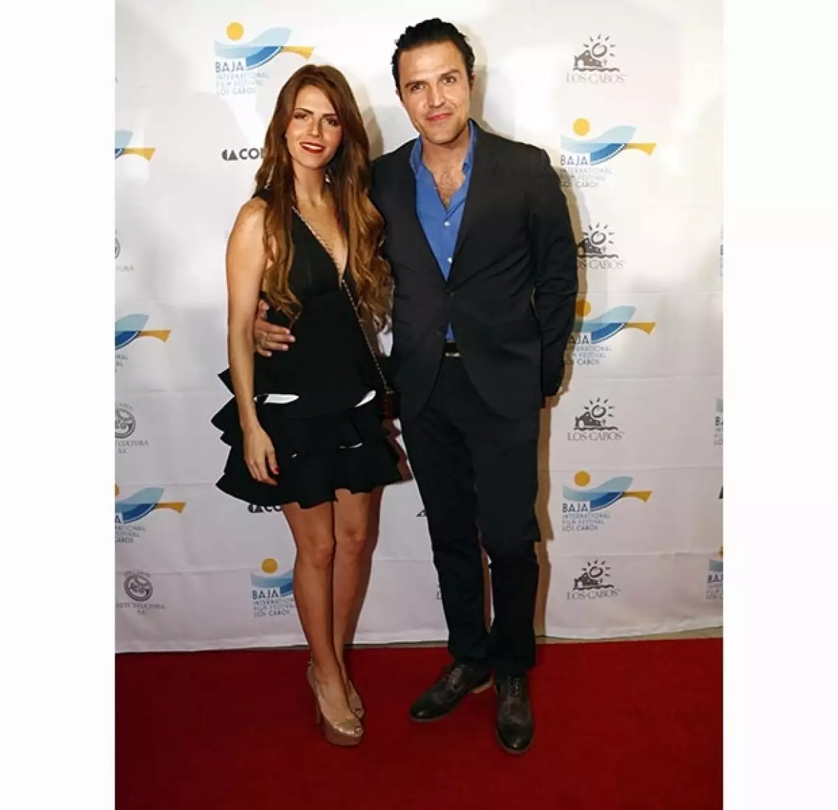 Muy felices, Claudia Álvarez y Billy Rovzar a su llegada a la primera alfombra roja del festival en Los Cabos, Baja California.