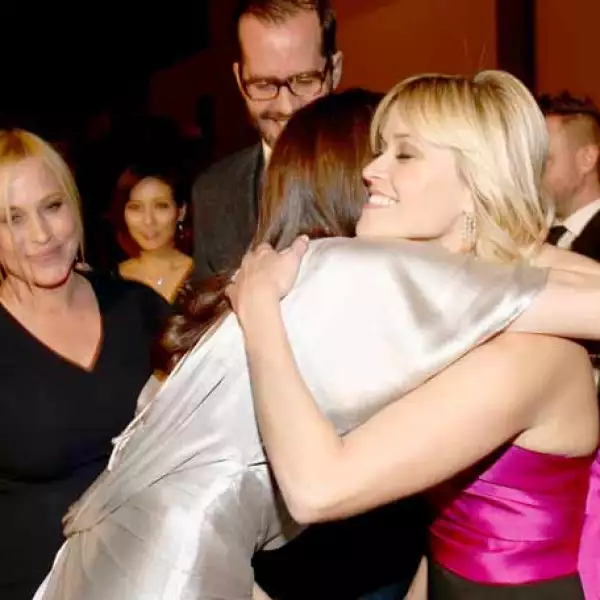 Continuando con el momento de los abrazos a Angelina, Reese también tuvo su oportunidad, e incluso Patricia Arquette fue captada mirando y esperando a ser la siguiente.