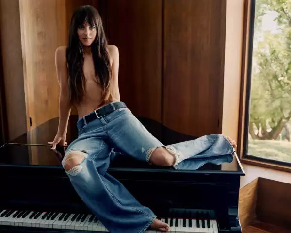 dakota-johnson-calvin-klein