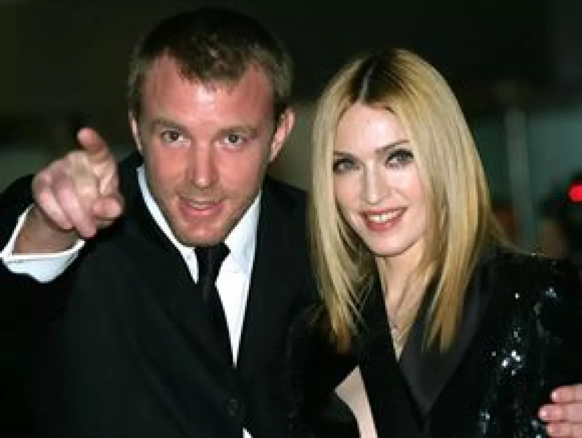 Dicen que la insensibilidad del cineasta cuando Madonna cayó de un caballo hace tres años fue el detonante de la separación.