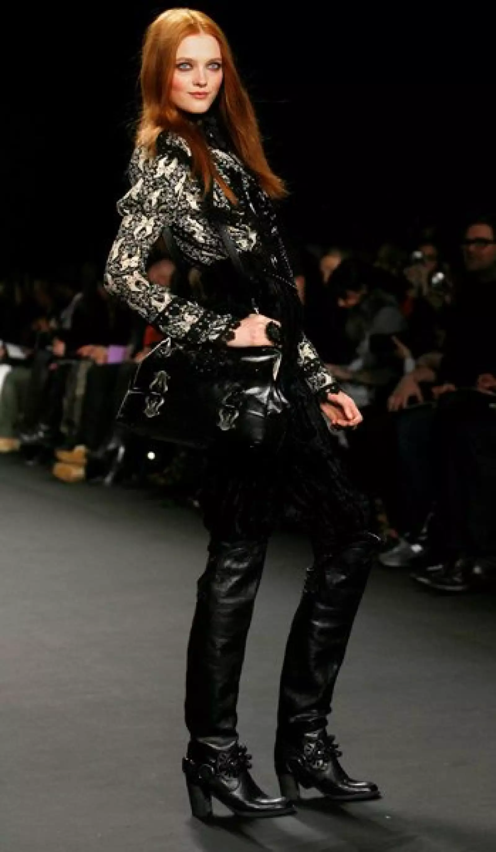 BOTAS. Si tuvieras que elegir unos zapatos para esta temporada, definitivamente, tendrían que ser unas botas. Estas son de la colección de la diseñadora Anna Sui.