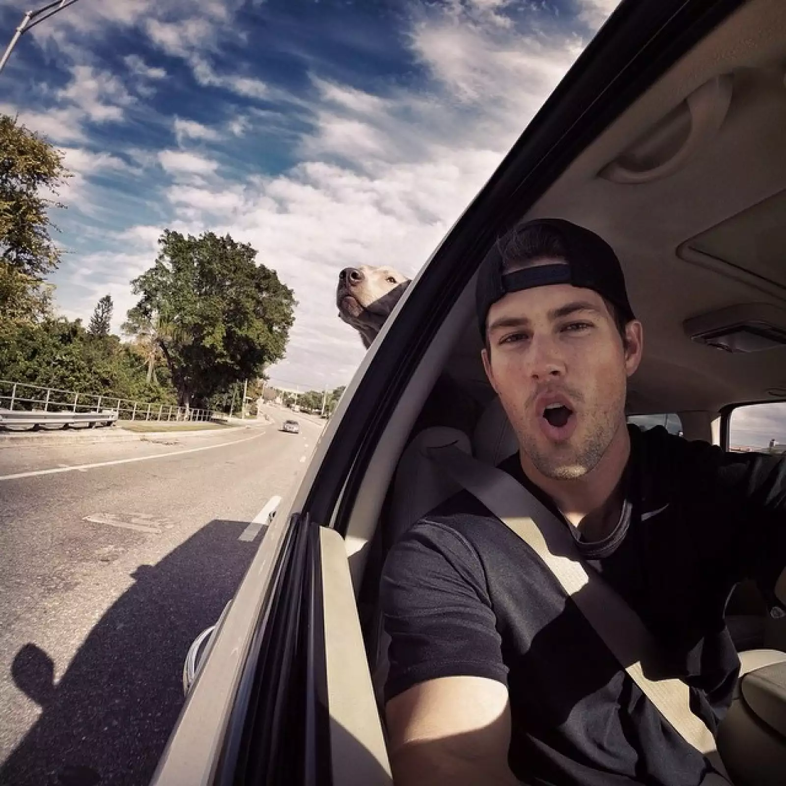 Brian Pruett no sólo es un experto jugador de baseball, también es un galán estadounidense que tiene una poderosa base de seguidores en las redes sociales.