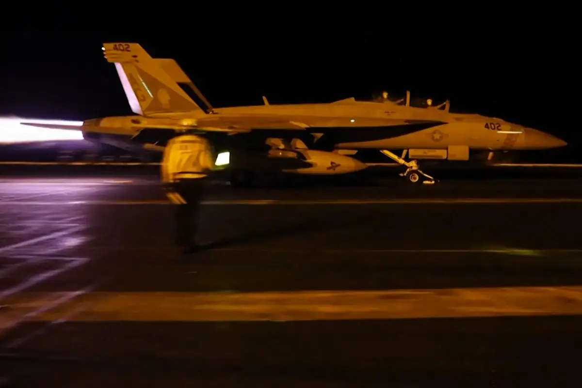 Esta captura de pantalla realizada el 19 de julio de 2026 a partir de imágenes de vídeo publicadas por el Comando Central de los Estados Unidos (CENTCOM) el 18 de julio de 2026 muestra a las fuerzas estadounidenses lanzando lo que los militares dicen que son ataques de precisión dirigidos a las capacidades militares iraníes por octava noche consecutiva.