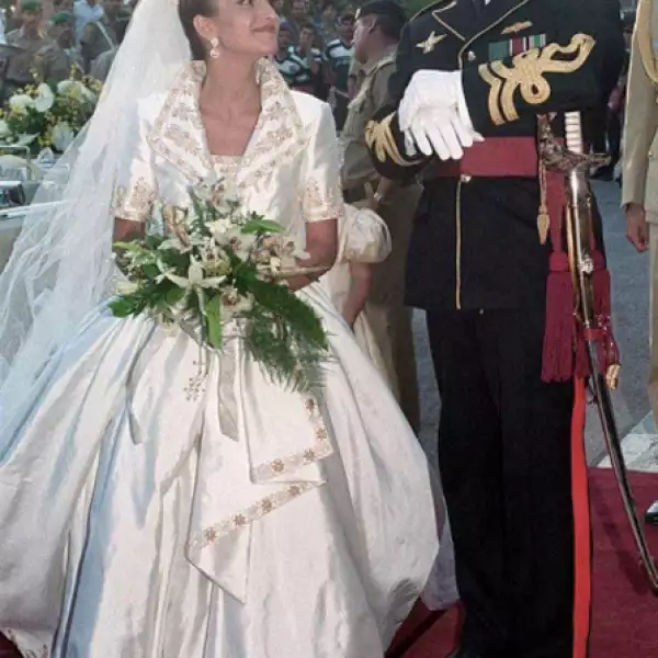 El vestido utilizado por Rania el 10 de junio de 1993 ostento bordados en hilos de oro y finas aplicaciones de pedrería.