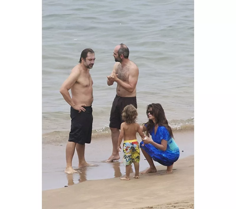 Pocas veces la pareja española se deja captar por las cámaras. Un paparazzi los sorprendió cuando disfrutaban de la playa en la isla de España el jueves pasado.