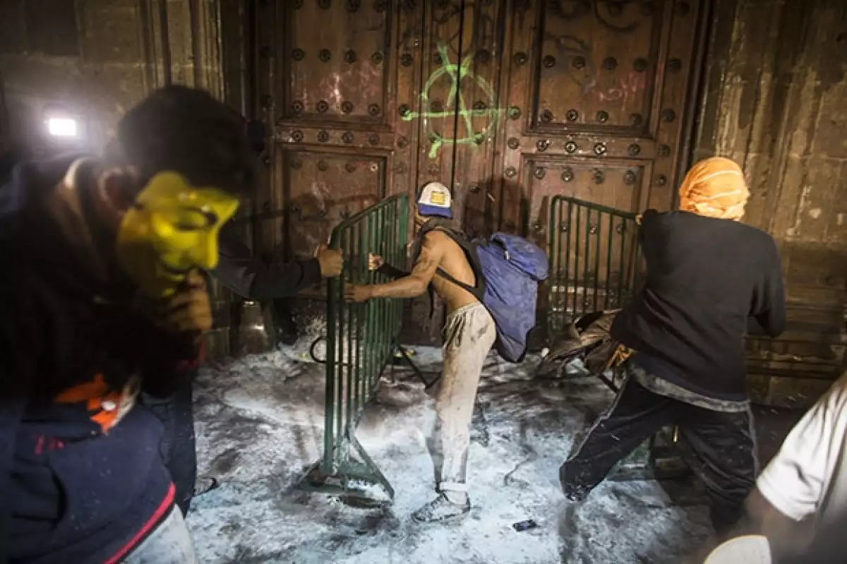 Las protestas por el caso Ayotzinapa y la muerte de Hugo Sánchez Portugal fueron los acontecimientos más sobresalientes. Aquí un recuento.