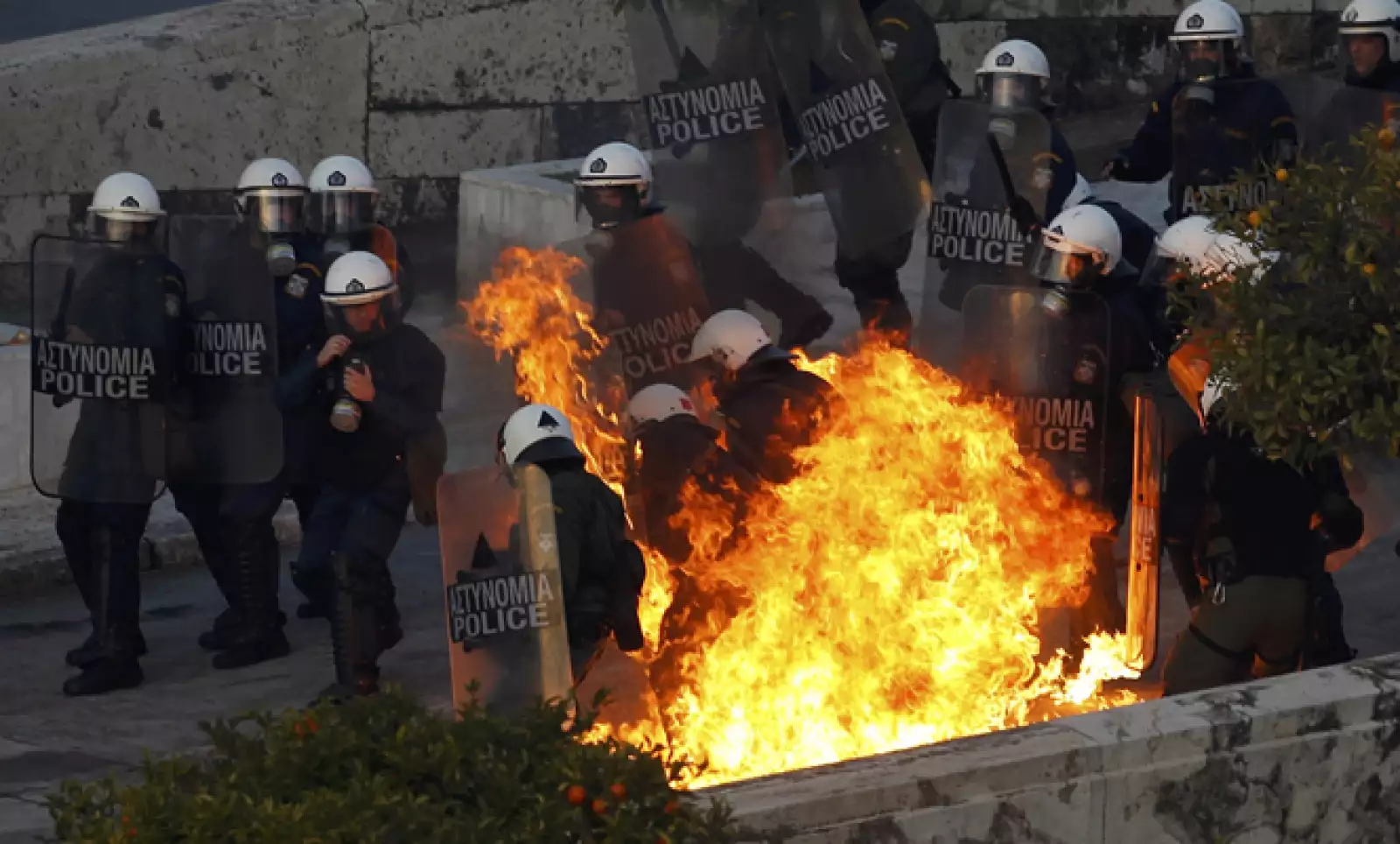 Los legisladores debaten un proyecto de ley que establece 3,300 mde en recortes adicionales de salarios, pensiones y despidos a cambio del paquete de rescate de 130,000 mde.