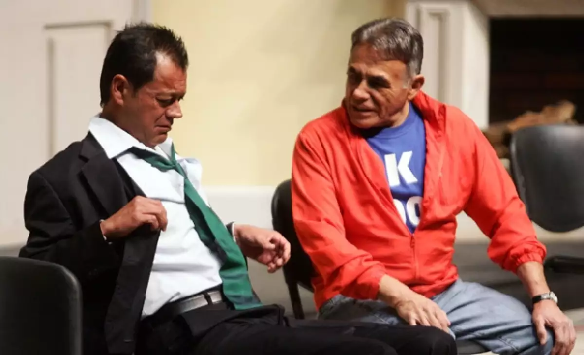 En la obra comparte créditos con Héctor Suárez.