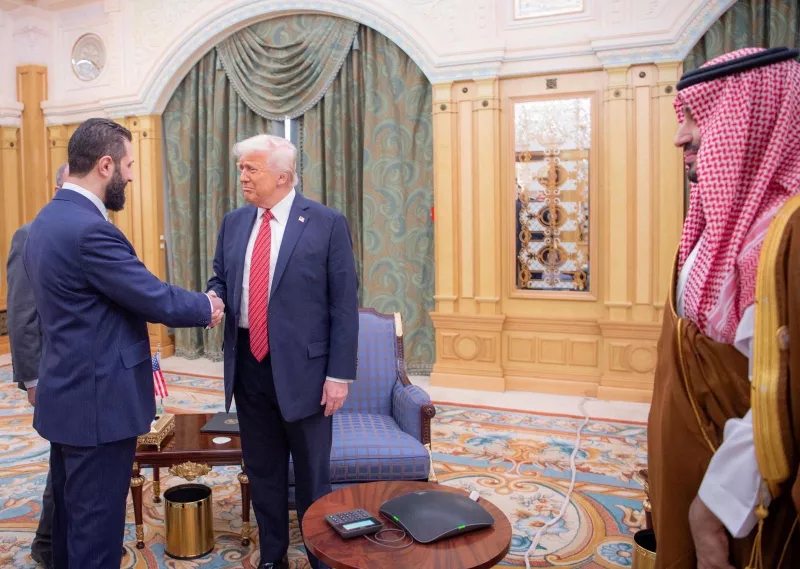 El presidente de los Estados Unidos, Donald Trump, se reúne con el presidente sirio Ahmed al-Sharaa en Riad, Arabia Saudita, en este folleto publicado el 14 de mayo de 2025.