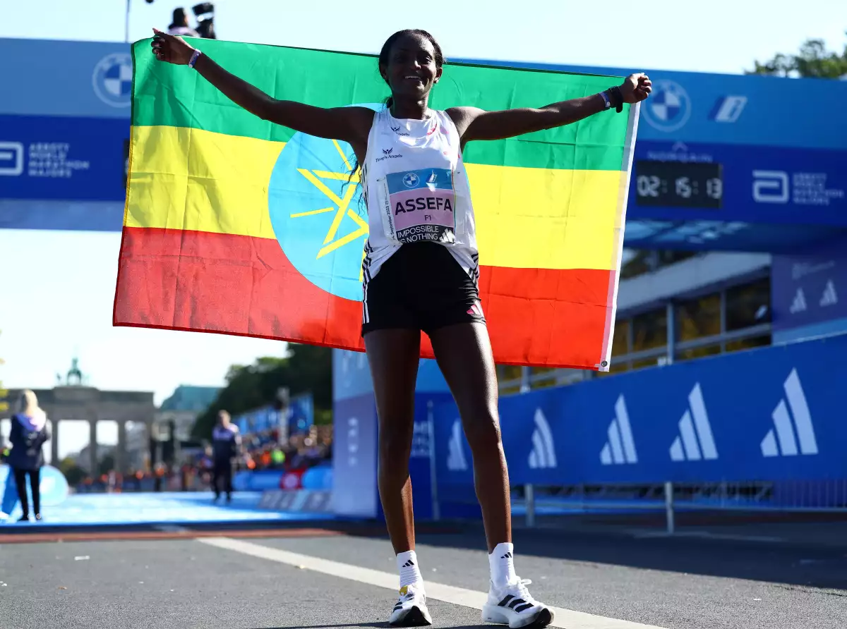 La etíope Tigist Assefa celebra tras ganar el maratón femenino de Berlín.