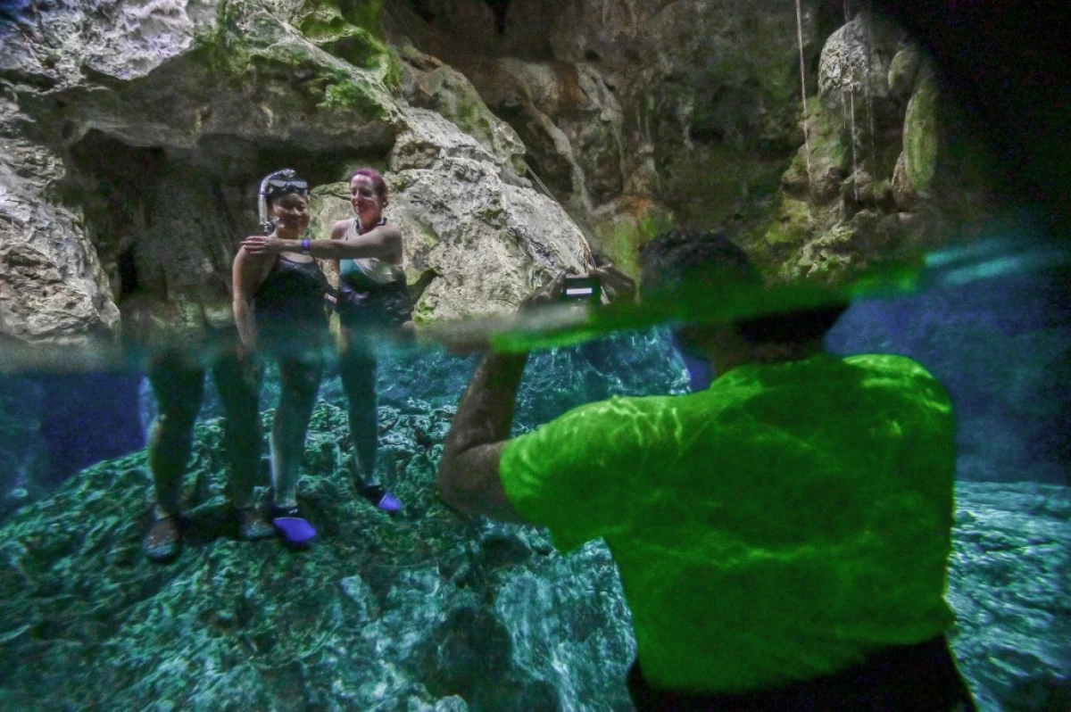 (Cenote en el parque natural Aktun Chen, cerca del sitio de construcción del tramo 5 del Tren Maya)