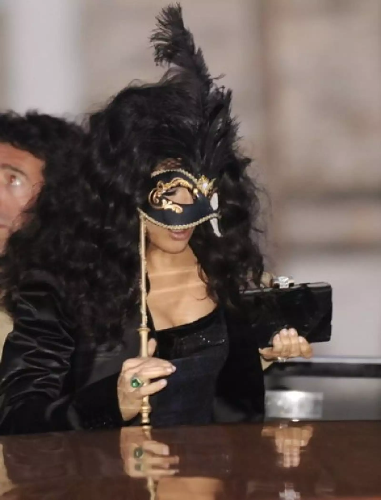 Aunque Salma quiso pasar desapercibida con su antifaz, la verdad es que su abundante melena oscura se reconoce a metros de distancia.