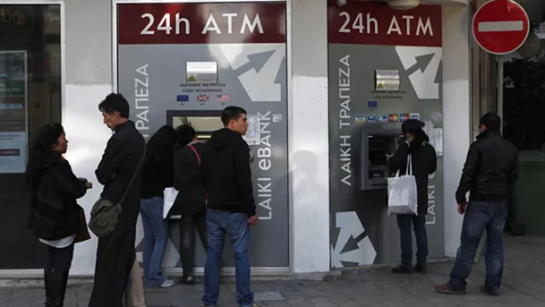 A diferencia de otros rescates, el pacto de ayuda a Chipre pasa parte de la ayuda a los ahorradores, lo que generó que varias personas buscan retirar su dinero de los bancos.