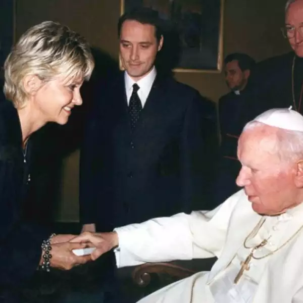 En 1992 la artista se declaró en bancarrota. Un año antes su padre falleció de cáncer en el hígado, el mismo día en que a ella le diagnosticaron del mismo mal pero en el seno, por lo que poco después tuvo una parcial mastectomía y seis meses de quimiotera