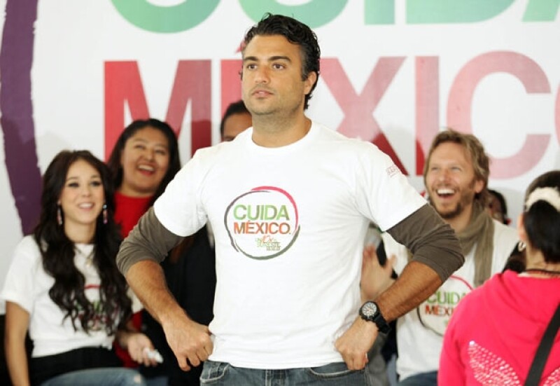 Con ganas de recaudar fondos para ayudar a los damnificados del huracán Karl, el actor organizó una convivencia de actores y cantantes con fans en el parque Naucalli, en el Estado de México.