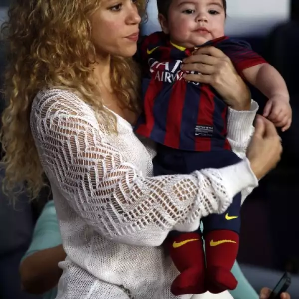 El pequeño lució el uniforme oficial del club español para el que juega su papá.