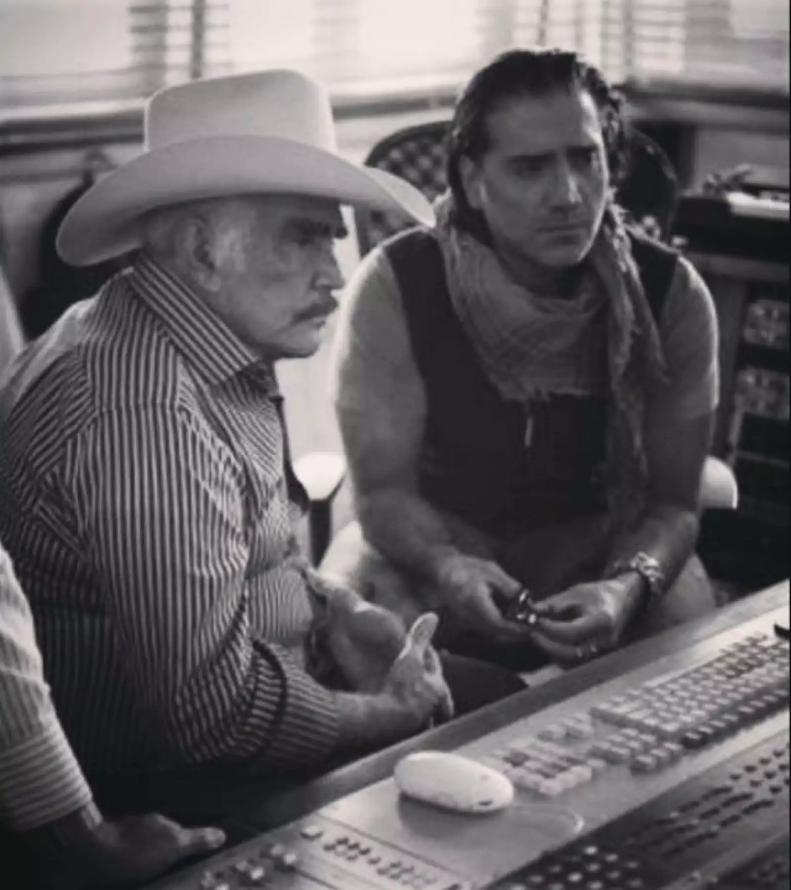 Alejandro en el estudio de grabación, aprendiendo del mejor.