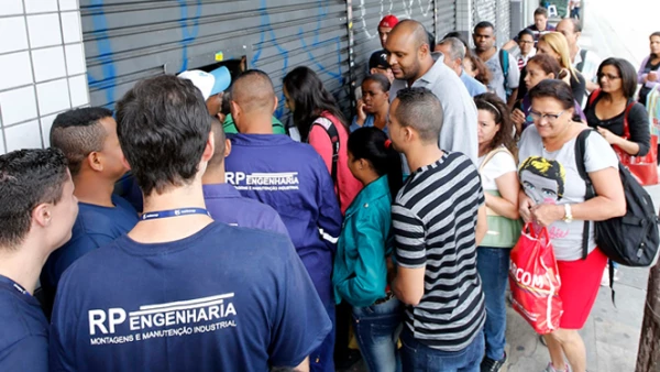 Los compradores se agolpan frente a las tiendas antes del inicio del "Viernes Negro" en Sao Paulo. El próximo 1 de diciembre, los os moteles para parejas de ese país lanzaran ofertas al estilo "Black Friday" estadounidense.