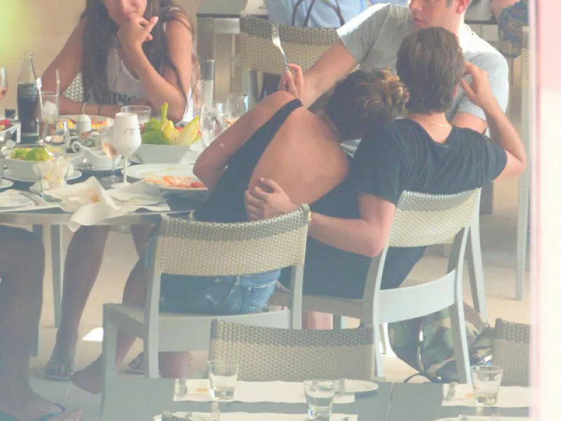 Tras las fotos publicadas de ambos teniendo momentos románticos, las fans de Kourtney Kardashian han decidido ofenderla en sus redes sociales.